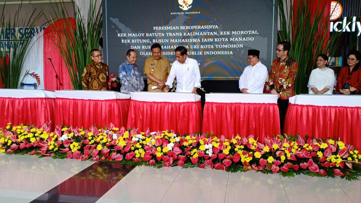 Penandatanganan Prasasti Peresmian Kawasan Ekonomi Khusus Maloy Batuta Trans Kalimantan (KEK MBTK) oleh Presiden RI.